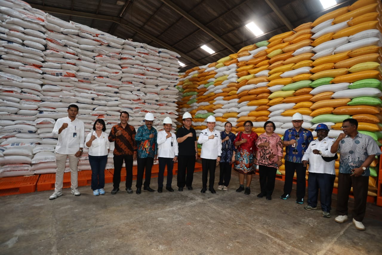 Pj. Gubernur Papua Agus Fatoni Sidak Gudang Beras Bulog